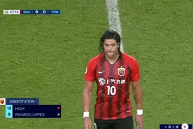 上港0-1起内讧：胡尔克手指着佩雷拉表达愤怒，直接回了更衣室图片
