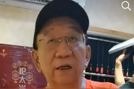 74岁侯耀华现身，眼角下垂面部松弛，穿着靓丽却难掩老态图片