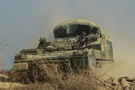见识一下，防空兵驾驶战车飞驰……图片