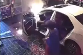 汽修店突然起火，店员竟使出一招“铁砂掌”？图片