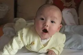 “抬头早”和“抬头晚”的婴儿，哪一种表现更好？要从细节上比较图片
