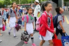 苏州学生家长，看到学校放学时间崩溃，为何不按照双减要求去做图片