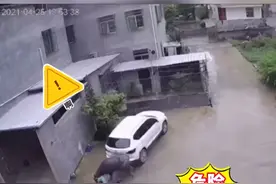 凶牛甩飞男孩，男孩躲车底道歉：对不起！牛大哥别打我……图片