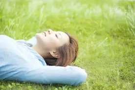 小说：他突然靠近她，似笑非笑，扔下意味不明的话：以后没机会了图片