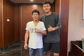 赵睿感谢知遇之恩，亲自将CBA总冠军戒指送给恩人，真是有情有义图片