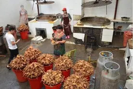 50岁大姐卖特色鸡，边走边叫卖，1年只休一天半，1年卖10万只图片
