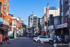实拍韩国首尔街头，满是密集凌乱的招牌，游客感慨：不整齐美观图片