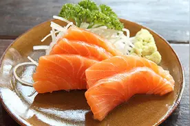 美食分享：清蒸三文鱼、香芋蒸鸡、蒜香豉汁蒸排骨的简单做法图片
