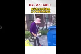 #山东一男子开豪车陪老母亲捡废品，孝敬父母有很多方式#图片