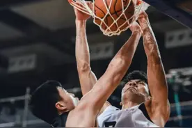 34分又41分！大一打爆朱松玮！广东魔兽中锋，预定未来CBA状元？图片