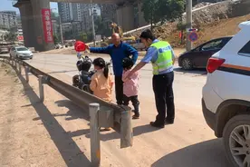 父爱崩塌！男子带两个女儿骑摩托 遇查竟丢下孩子就跑图片
