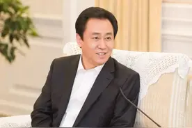 身价2500亿的许家印，卖过水泥、掏过粪，捐6.5亿建设家乡图片