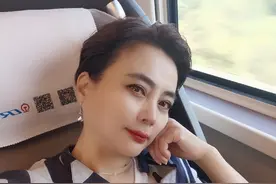 李玲玉穿黑西装身材好单薄，大腿快赶上胳膊细，还是穿红裙饱满图片