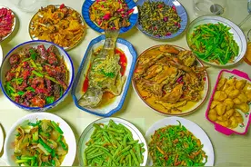 老公女同事来我家吃饭，晚餐花300元准备18道菜，能拿得出手吗？图片