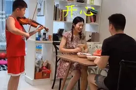 最“坑娃”父母火了，爸妈吃浪漫晚餐，儿子却在一旁拉小提琴配乐图片