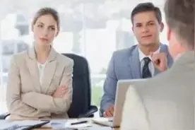 女面试官：两对父子买帽子，却买了三顶？小伙另类回答，面试官笑图片