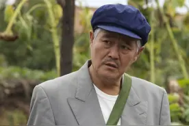 2010年颁奖晚会上，冯小刚因念错两字，被赵本山扇了一巴掌？图片