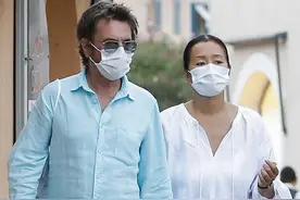 巩俐真自信，穿紧身热裤意外暴露“大象腿”，54岁的身材太真实图片