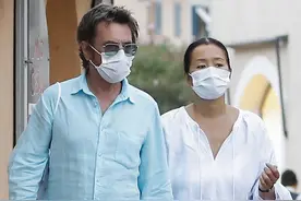 巩俐真自信，穿紧身热裤意外暴露“大象腿”，54岁的身材太真实图片
