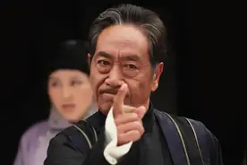 “反派专业户”王奎荣，68岁娶31岁娇妻，全家福曝光儿子比老婆老图片