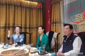 李双江携小27岁娇妻聚餐，双眼浮肿显糟蹋，梦鸽头秃气质不在图片