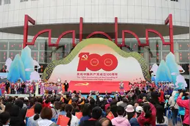 中国•柳州“鱼峰歌圩”全国山歌邀请赛暨少数民族“非遗”文化艺术展演举行图片