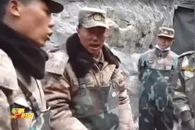 英雄团长祁发宝身边的翻译，找到了图片