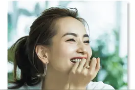 女人手腕上戴“手表”还是“手镯”？代表气质大不同，戴错很尴尬图片