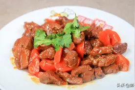 红焖羊肉家常做法，厨师长分享做法和诀窍，鲜嫩入味，色泽红润图片