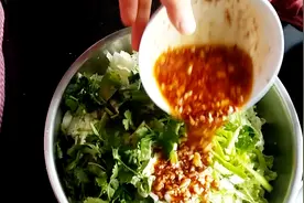 张姐教你凉拌小白菜，口感清脆酸辣爽口，步骤清晰做法简单！视频封面
