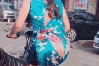搞笑GIF：大街上看到一个穿旗袍的“美女”，路人直呼辣眼睛图片