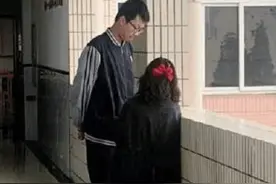 现在的孩子越来越高了，老师训话毫无威严感，反成“最萌身高差”图片