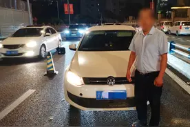 真危险！男子不仅酒驾 还带着6岁孩子开车去接老婆回家图片