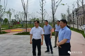砥砺前行，只争朝夕图片