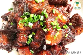红烧肉柴硬难嚼，原因是五花肉焯水了！掌握3个要点，酥软甘香图片