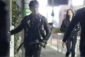 木村拓哉逛酒吧，50岁工藤静香穿修身牛仔裤，把长筒靴穿出晃荡感图片