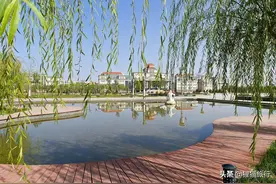 新疆和若铁路是环塔克拉玛干沙漠铁路最后一段，沿线修建了过沙桥图片