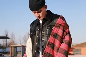 欧豪玩转叠穿打造时髦感，黑色线帽雅痞感十足图片