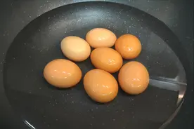 煮鸡蛋时，是热水下锅，还是冷水下锅？具体煮几分钟？涨知识了图片