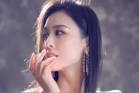 杨子半夜与美女吃饭，长相发型神似黄圣依，爱的这副皮囊还是灵魂图片