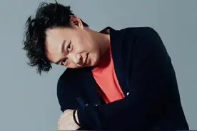 46岁陈奕迅哭穷上热搜：“感谢永远有你歌，把我心境道破”图片