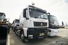 双色前脸 右舵版汕德卡 发往澳大利亚的重汽C7H 540牵引车图片