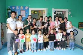 个旧市机关幼儿园：拍全家福，一个都不能少！图片