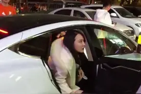 北京酒吧门口偶遇百万特斯拉，女司机下车后网友开始感叹：真美图片