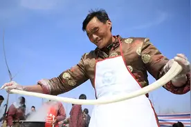 爆红的山东“拉面哥”：不想成为富翁，挣钱够给儿子娶媳妇就行图片