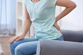 腰疼40年，腰椎侧弯70度，不开刀能治好吗？图片
