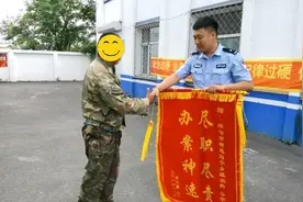 【我为群众办实事】桦甸公安：老人藏钱的录音机当废品卖了 民警一路追踪帮其找回图片