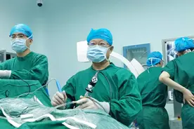 微创新突破！潍坊市中医院成功实施首例UBE脊柱内镜下腰椎椎管扩大减压植骨融合内固定术图片