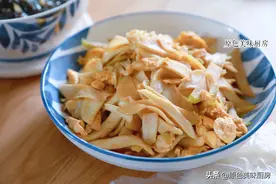 茭白最简单的做法，鲜嫩好吃，夏季炒一盘清暑又解烦图片