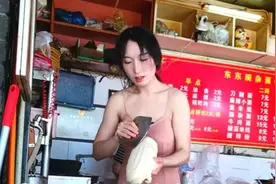 重庆这家小面馆，老板娘衣着清凉比面还“辣”，被吐槽不正当竞争图片